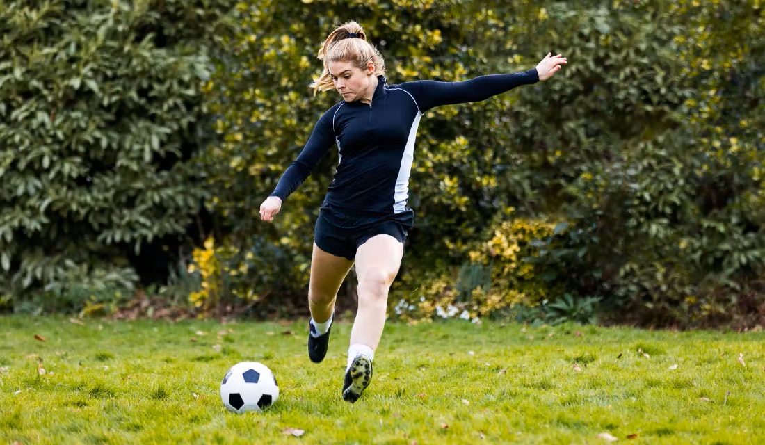 Lucy paciente con asma deportista en acción jugando al futbol