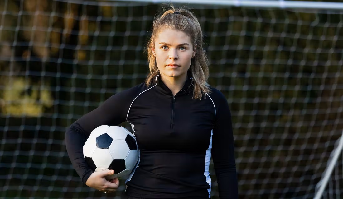 Lucy deportista futbolista paciente con asma entrenando