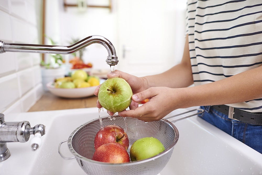 mujer lavando manzanas