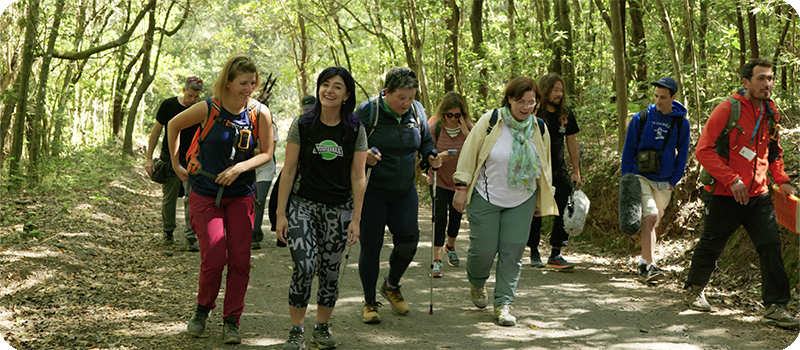 Fotografía de frente de las protagonistas andando por el bosque durante la grabación de la tercera etapa del Camino a la Esperanza.