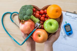 Bol en forma de corazón con fruta dentro