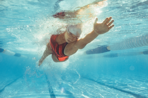 Mujer nadando en una piscina olímpica