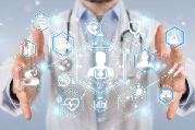 Doctor mostrando entre sus manos una serie de iconos relacionados con la salud